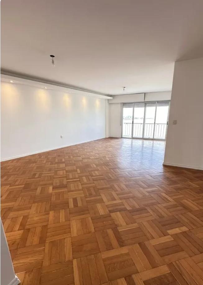 Alquiler Apartamento tres dormitorios dos baños con Vista al Mar en Pocitos