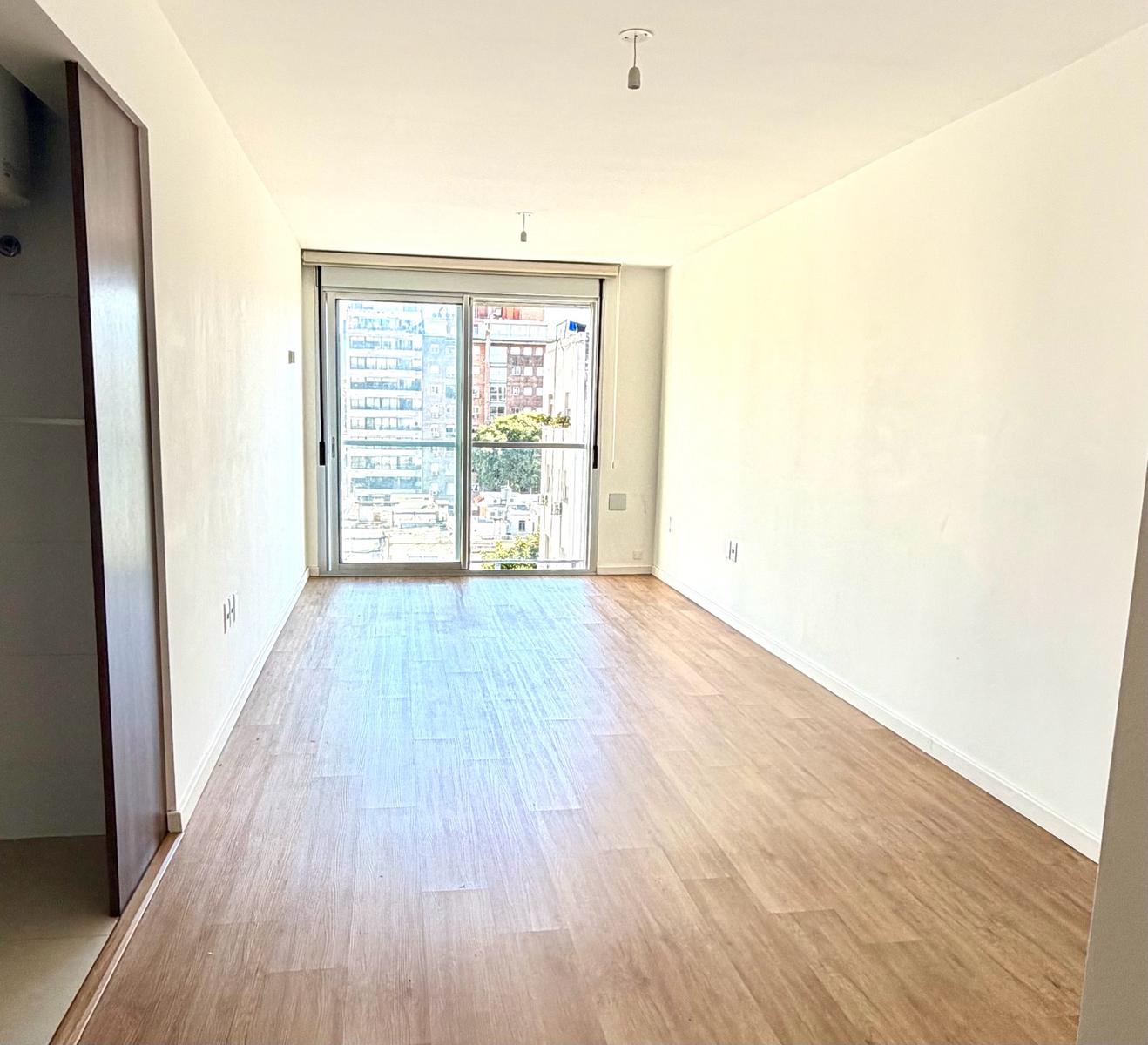 Apartamento monoambiente en piso alto en Pocitos, cocina semi definida. Vista despejada