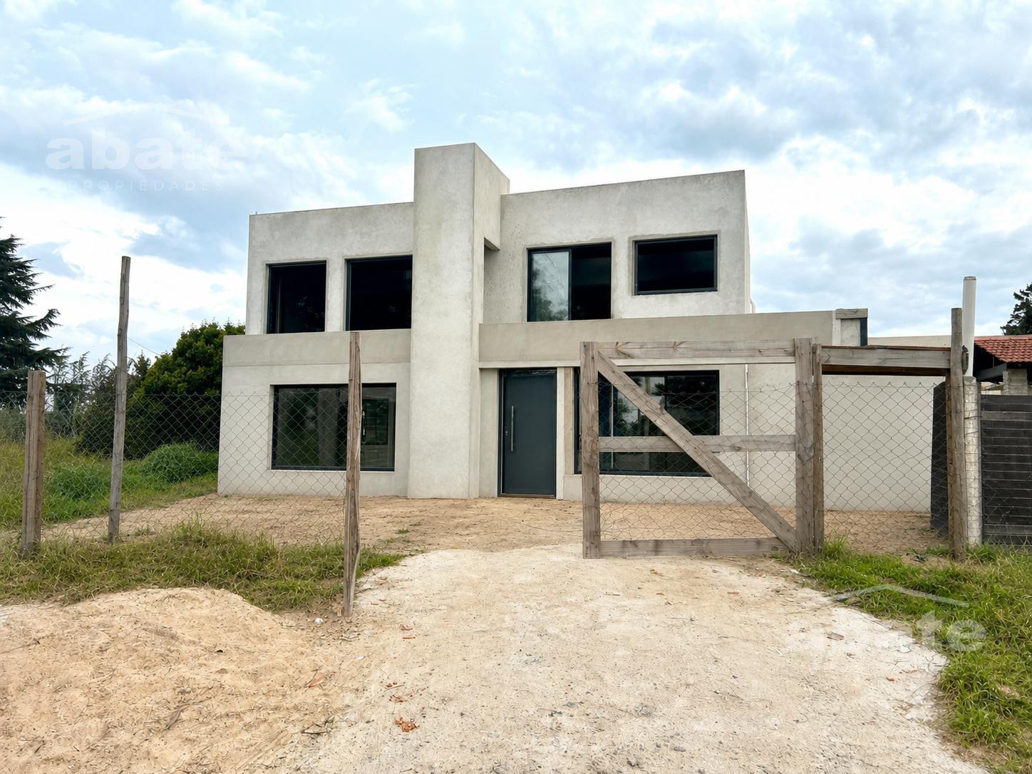Venta casa de tres dormitorios y dos baños muy próxima al Costa Urbana Shopping - foto 2
