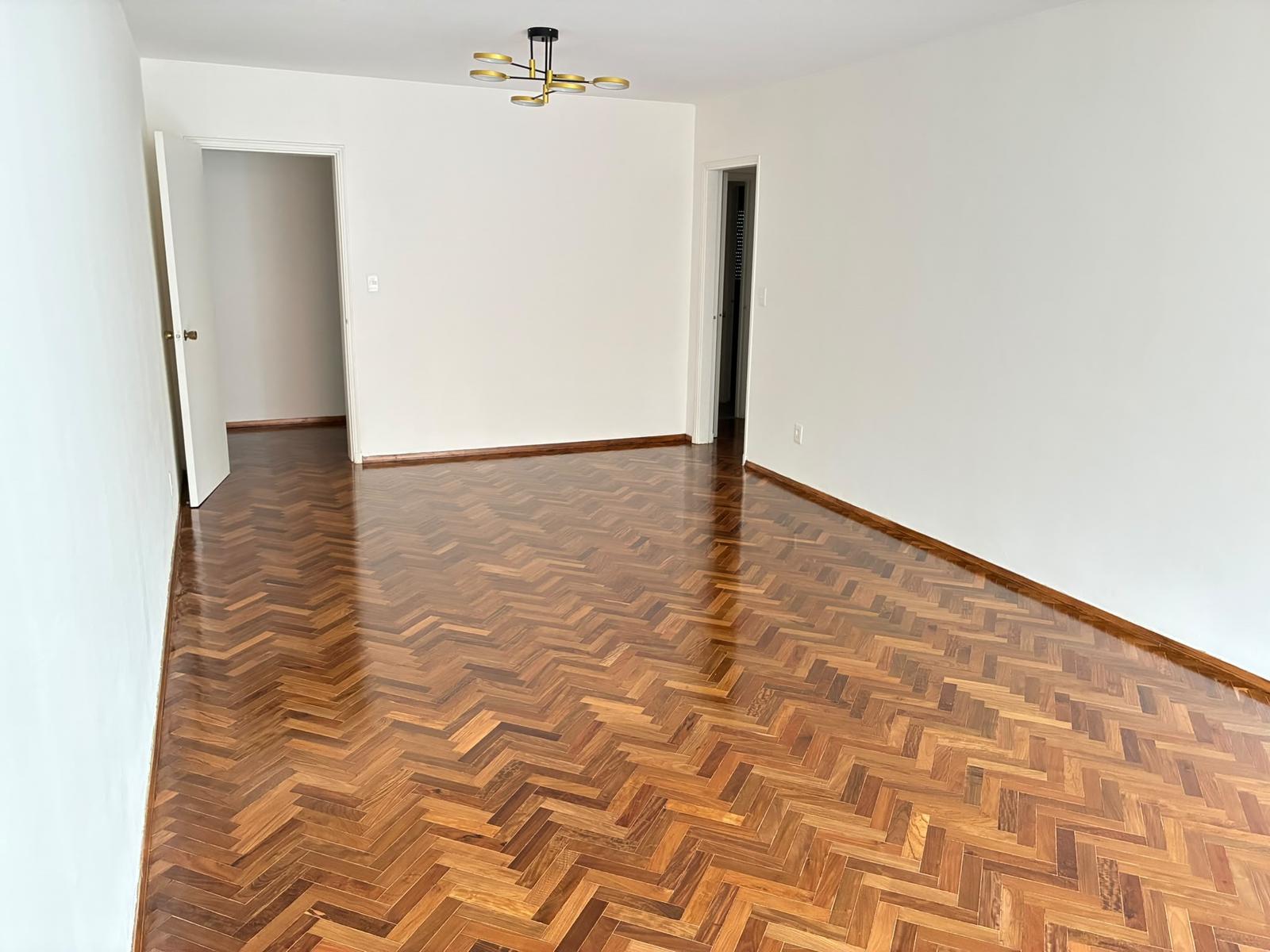 Apartamento  en Pocitos, piso medio, 3 dormitorios y garage.