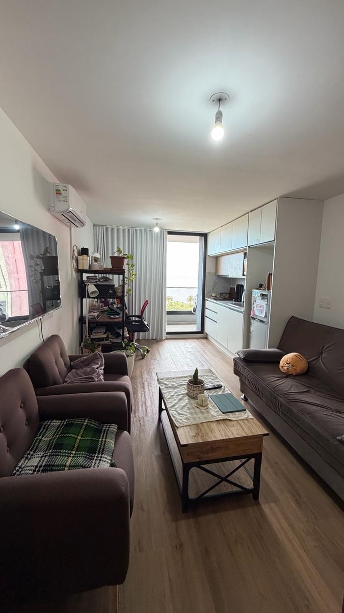 Venta de apartamento monoambiente, con terraza, vista al mar. Zona Parque Rodó
