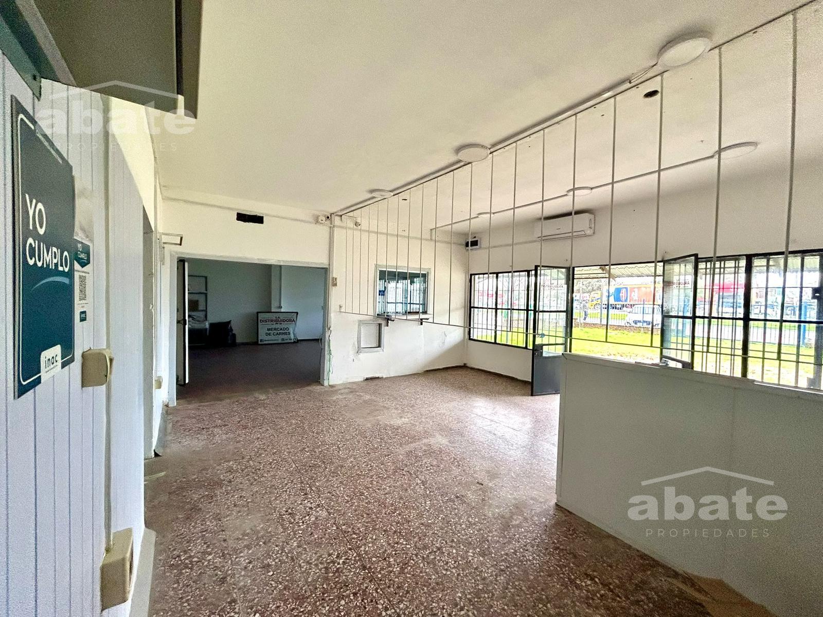 Alquiler de Excelente local comercial sobre Cno Carrasco y Av. del Lago - Paso Carrasco
