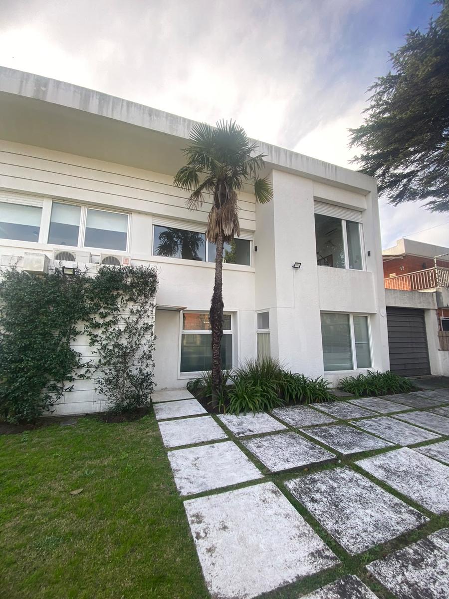 Casa en Carrasco 3 dormitorios y 3 oficinas. Para familia numerosa o empresa. Próximo ingreso disponible para Noviembre. Zona Carrasco.