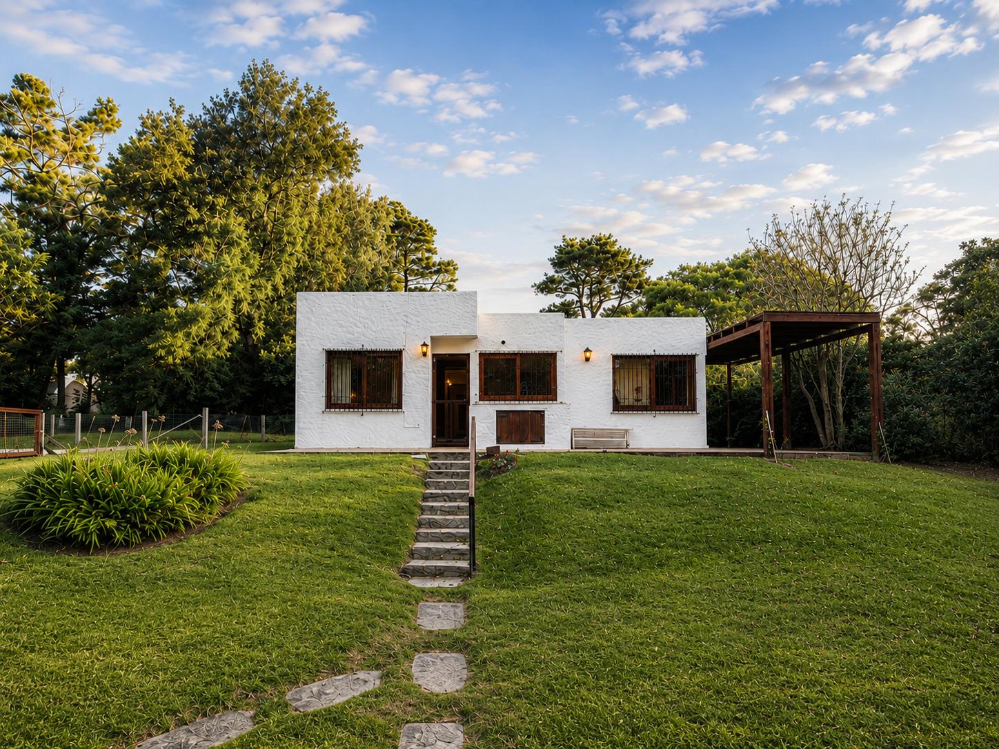 Casa de 4 dormitorios con piscina y amplio terreno en alquiler en Pinares, Punta del Este