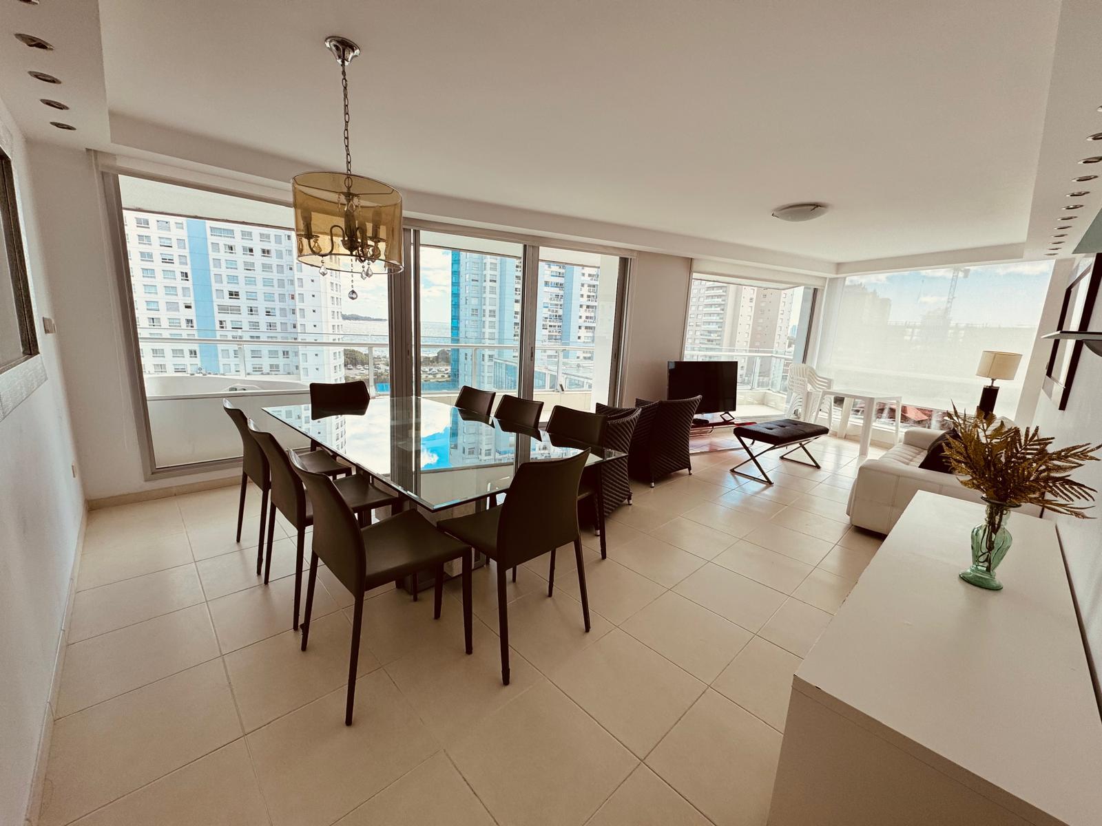 Apartamento en Playa Mansa a metros del mar en ubicación privilegiada