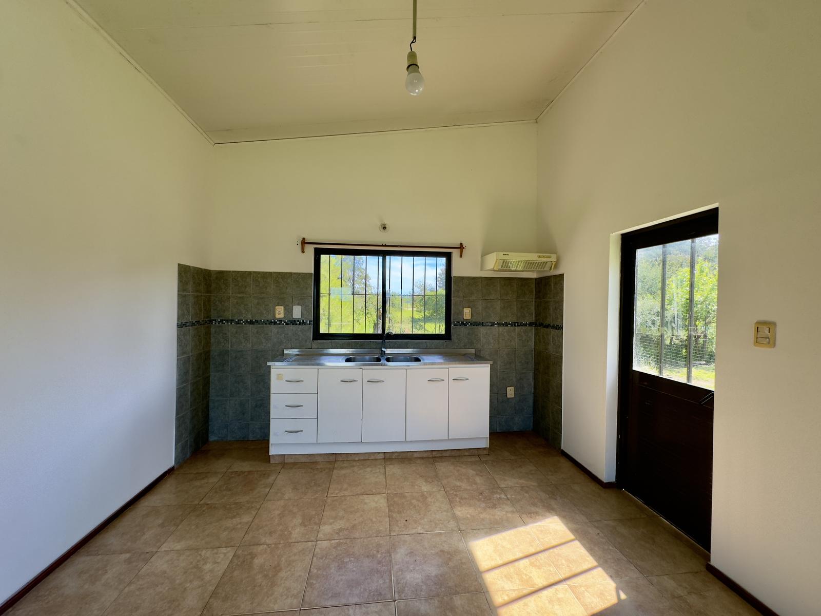Alquiler de casa en Colonia con 2 dormitorios y patio · Foto 3