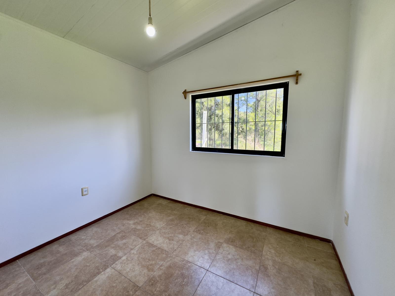 Alquiler de casa en Colonia con 2 dormitorios y patio · Foto 8