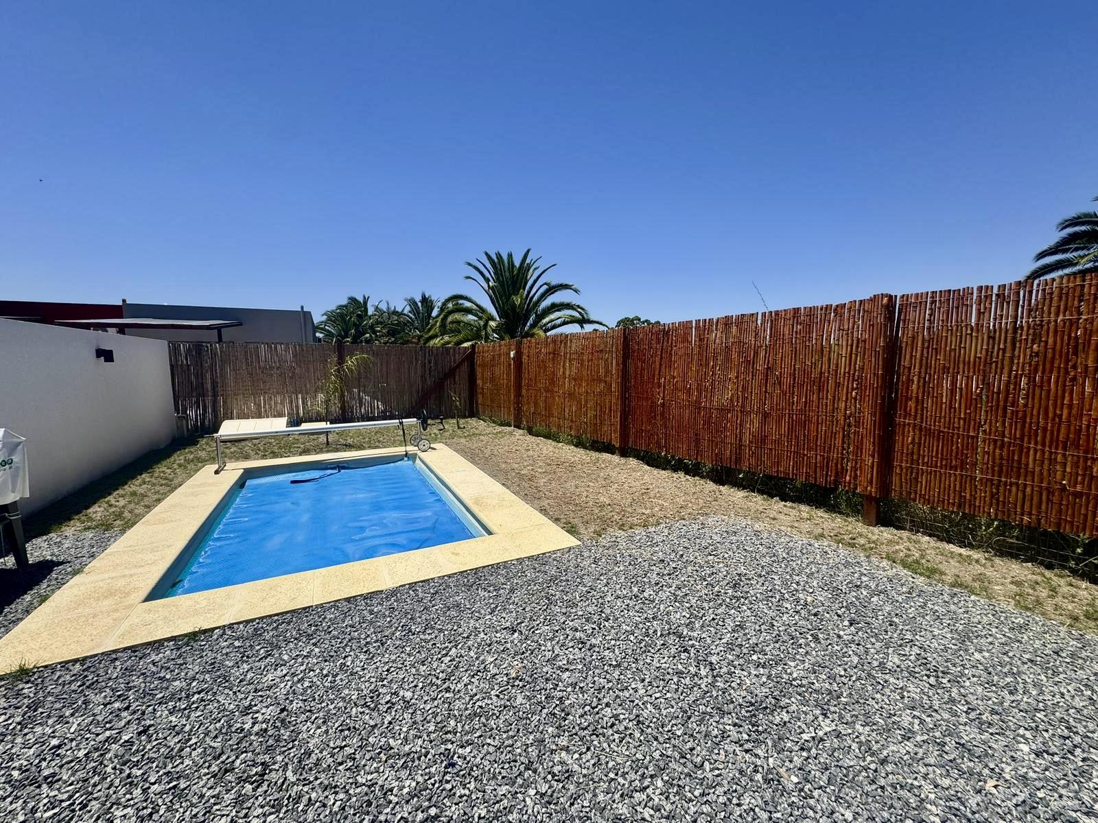 Alquiler/Venta de Casa de 2 dormitorios con piscina en Real de San Carlos, Colonia del Sacramento. · Foto 1