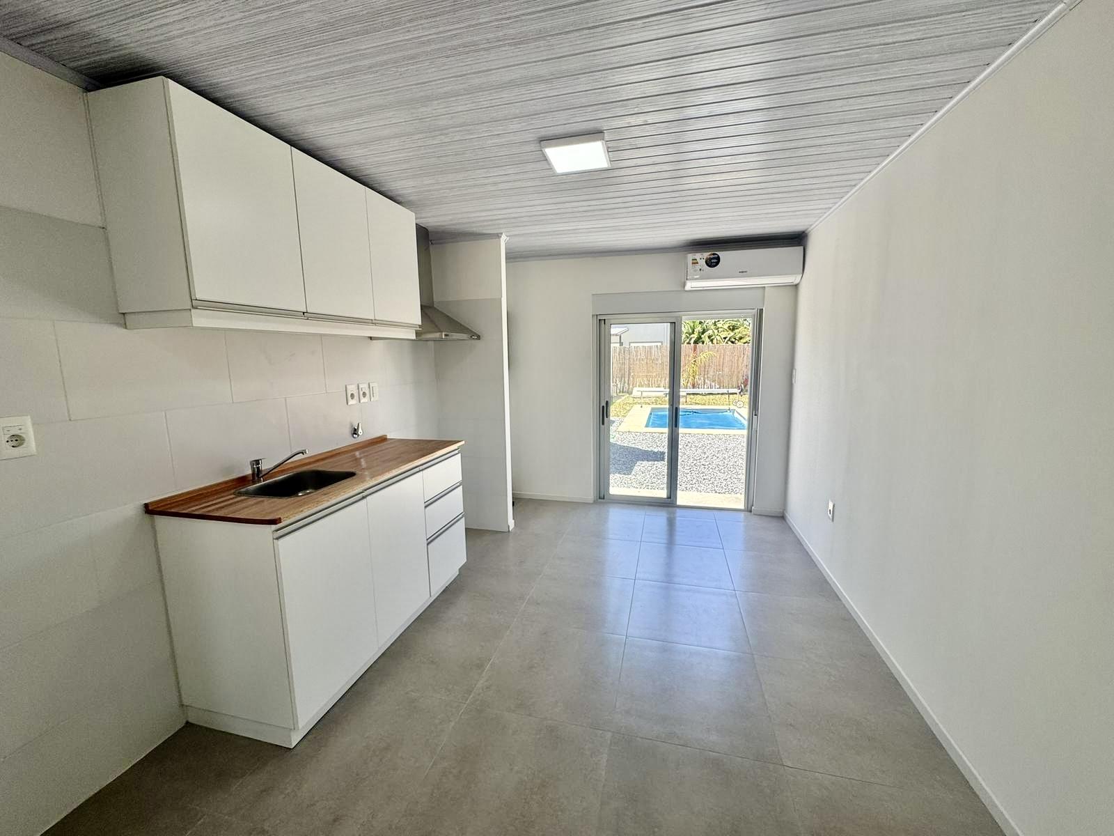 Alquiler/Venta de Casa de 2 dormitorios con piscina en Real de San Carlos, Colonia del Sacramento. · Foto 2