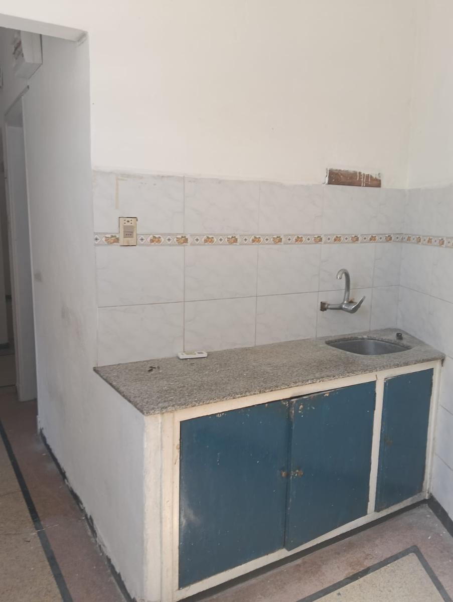 Alquiler Casa dos dormitorios con balcon acceso a azotea y Jardin delantero. · Foto 9