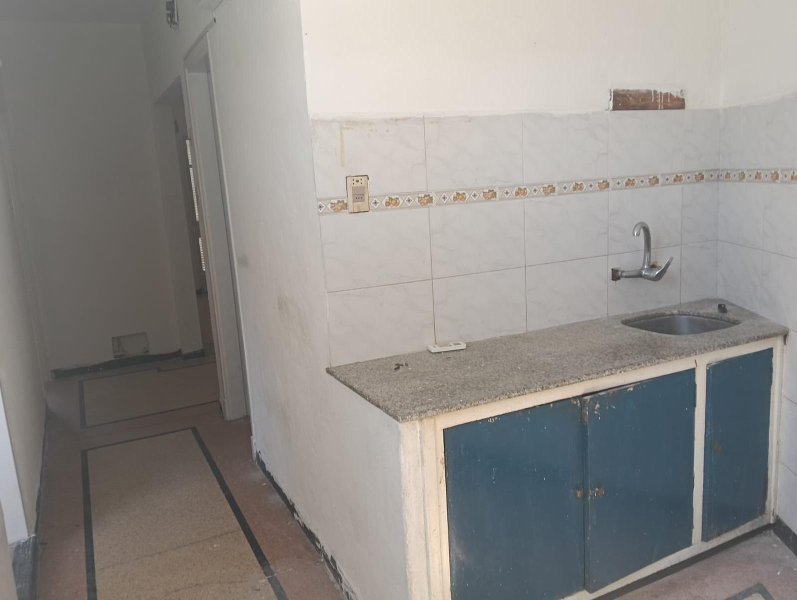 Alquiler Casa dos dormitorios con balcon acceso a azotea y Jardin delantero. · Foto 10