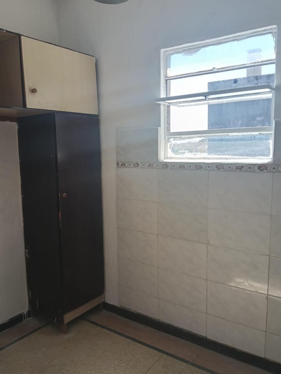 Alquiler Casa dos dormitorios con balcon acceso a azotea y Jardin delantero. · Foto 11