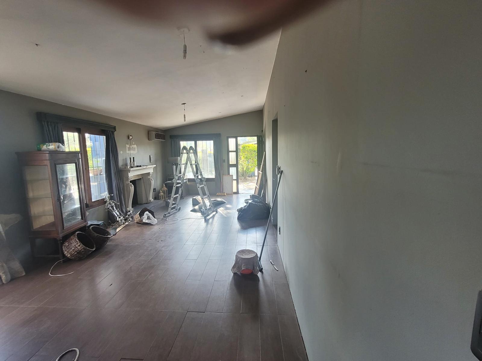 Casa en Shangrila, lado Sur, próximo a Calcagno y Giannasttasio, 2 dorm y piscina.