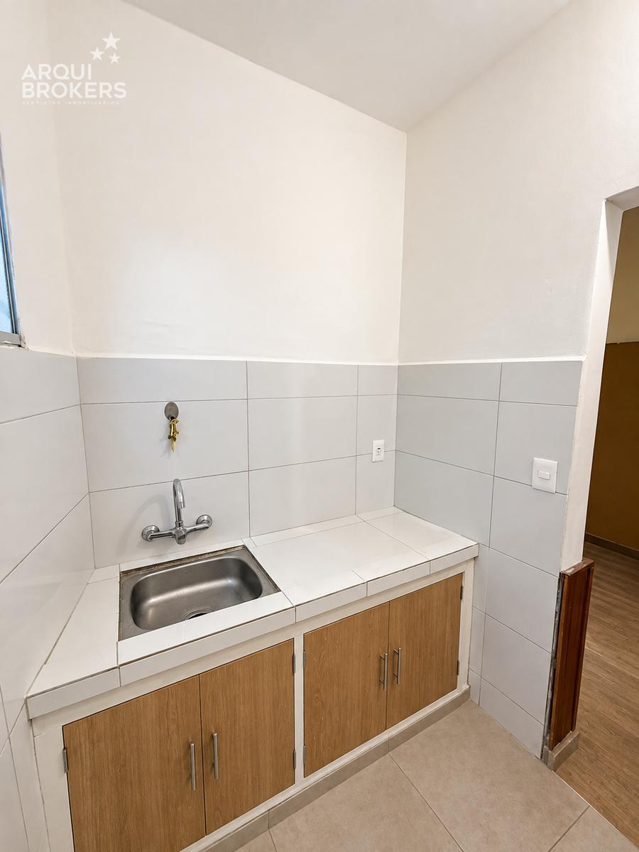 Casa en alquiler 1 dormitorio en Maroñas con jardin y patio con parrillero y amplio galpon · Foto 9