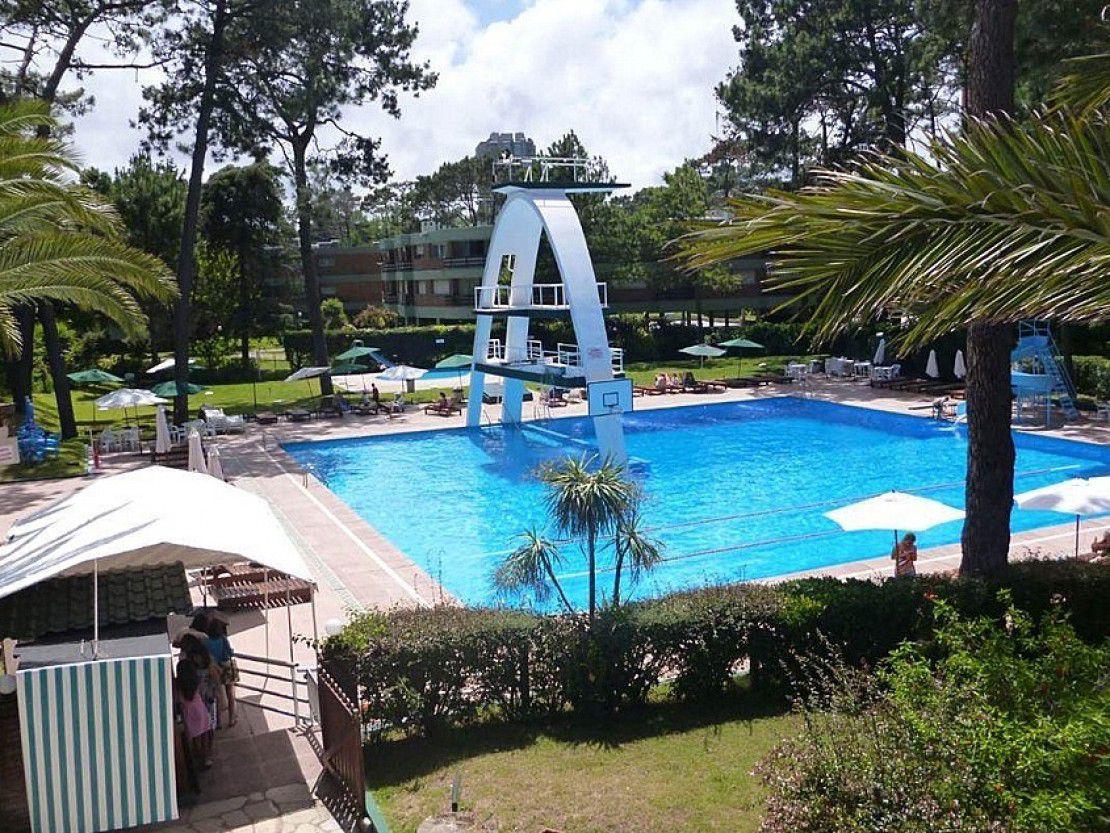 Apto, dos dormitorios, segundo piso por escalera, en Arcobaleno- Playa Mansa