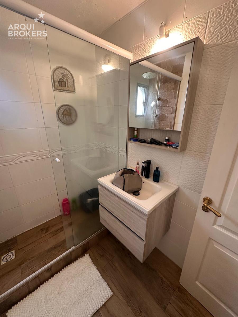 Apartamento de tres dormitorios y servicio con muebles en alquiler en rambla de Punta Carretas · Foto 10