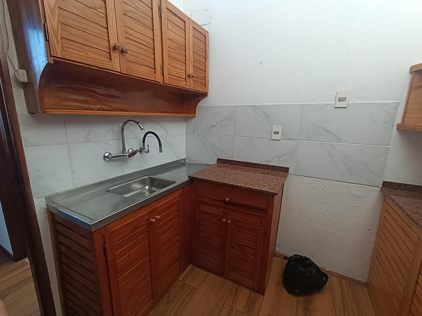 Casa cerca de 21 de setiembre. Con locomoción, servicios etc · Foto 9