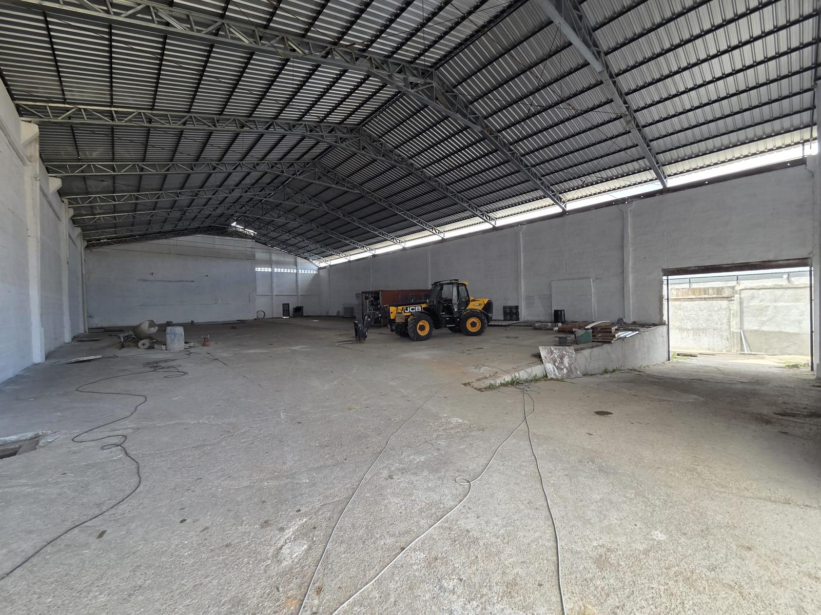 Proximo Garzón y San Quintin, predio logistico, 1050 m2 , vigilancia 24 hs, a estrenar !!