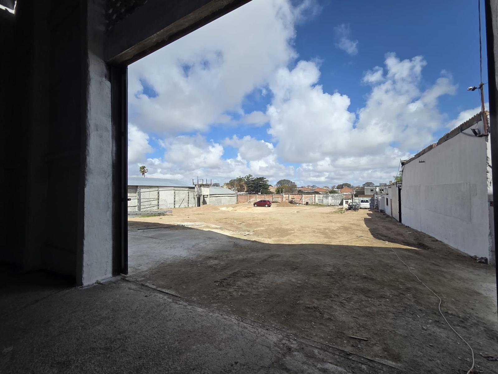 Proximo Garzón y San Quintin, predio logistico, 1050 m2 , vigilancia 24 hs, a estrenar !! · Foto 3