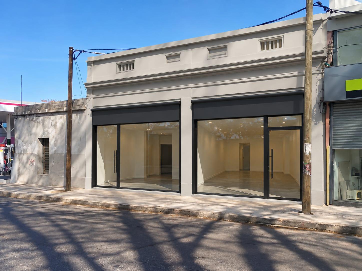 Carlos Ma Ramirez casi Egipto, nuevo, 10 mts de frente, 226 m2 , pisos porcelanato, cortina metalica