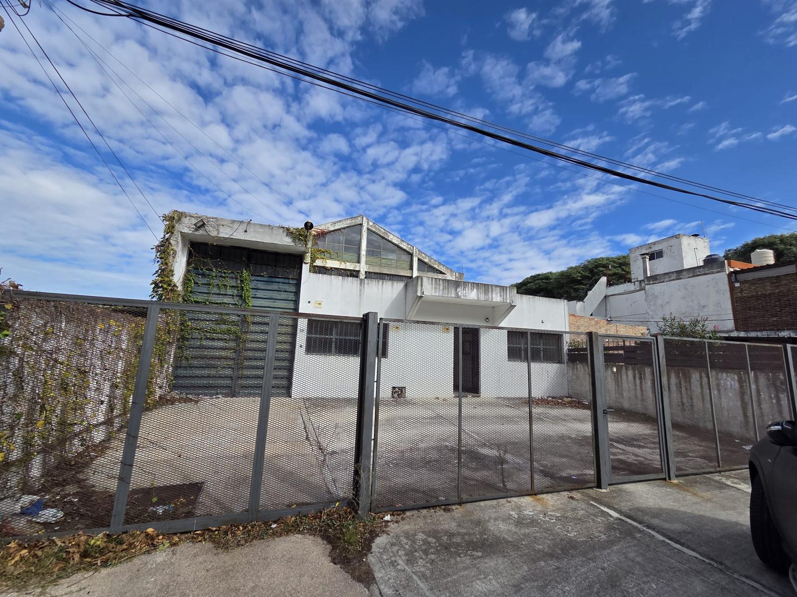 Proximo  Bv Batlle y Ordoñez y Varela, 511 m2 edificados, terreno  653 m2, excelente estado !!