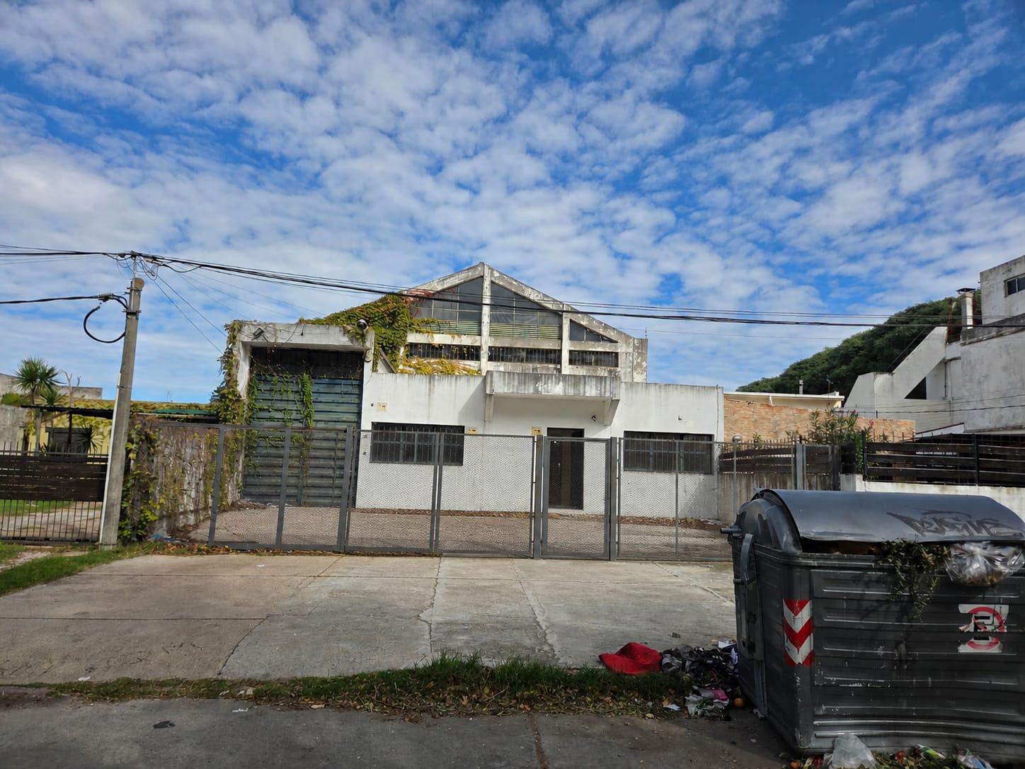 Proximo  Bv Batlle y Ordoñez y Varela, 511 m2 edificados, terreno  653 m2, excelente estado !! · Foto 2