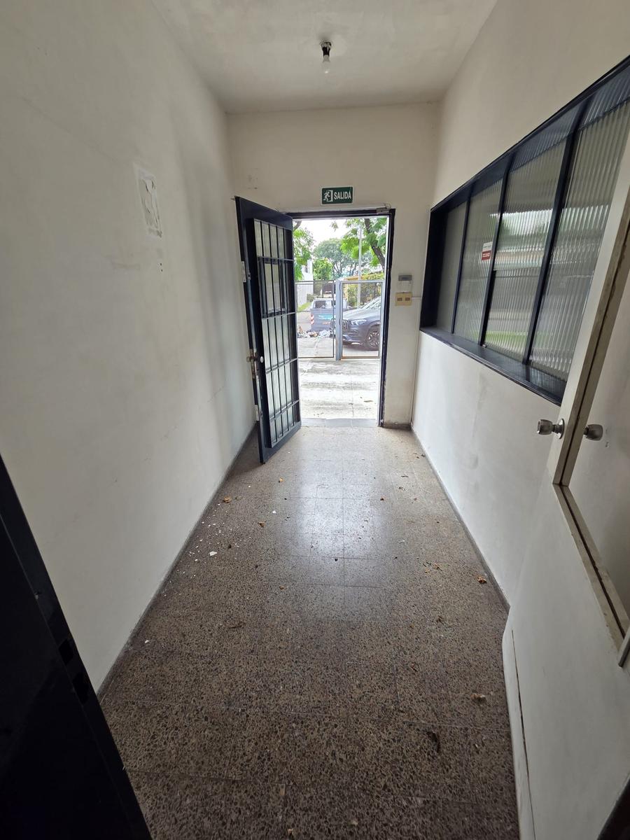 Proximo  Bv Batlle y Ordoñez y Varela, 511 m2 edificados, terreno  653 m2, excelente estado !! · Foto 12