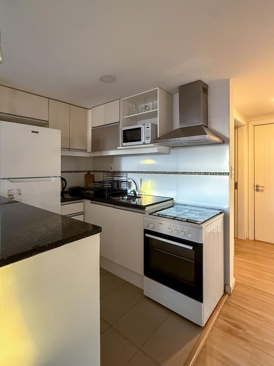Alquiler de hermoso monoambiente con parrillero en barrio Pocitos Nuevo · Foto 11