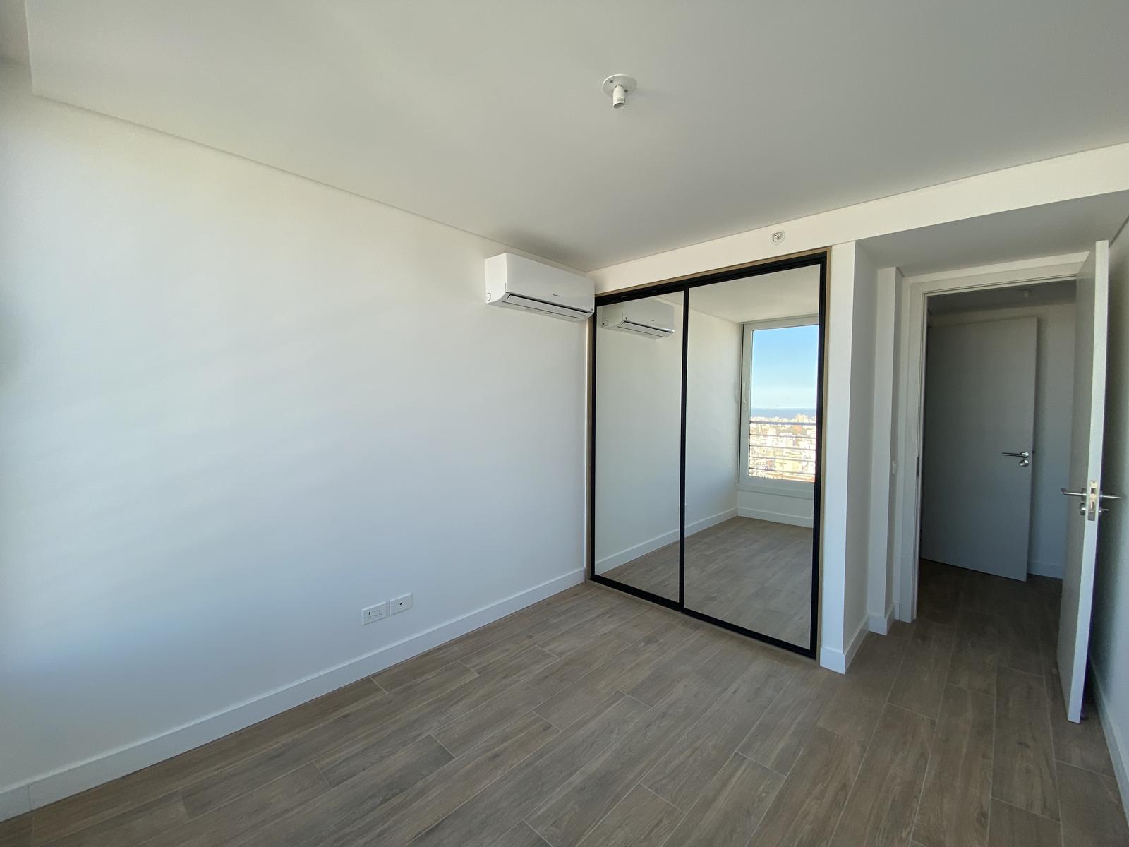 Alquiler De Apartamento 2 Dormitorios 3 Baños y Garage, Piso Alto. Edificio JOY Montevideo! · Foto 10