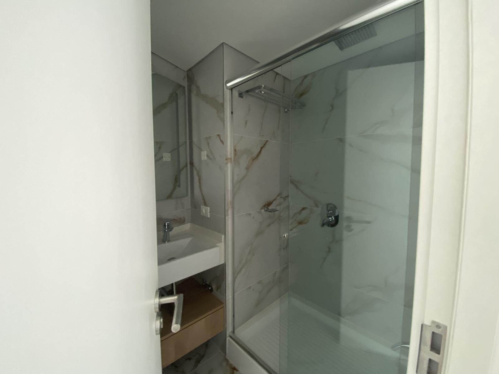 Alquiler De Apartamento 2 Dormitorios 3 Baños y Garage, Piso Alto. Edificio JOY Montevideo! · Foto 11