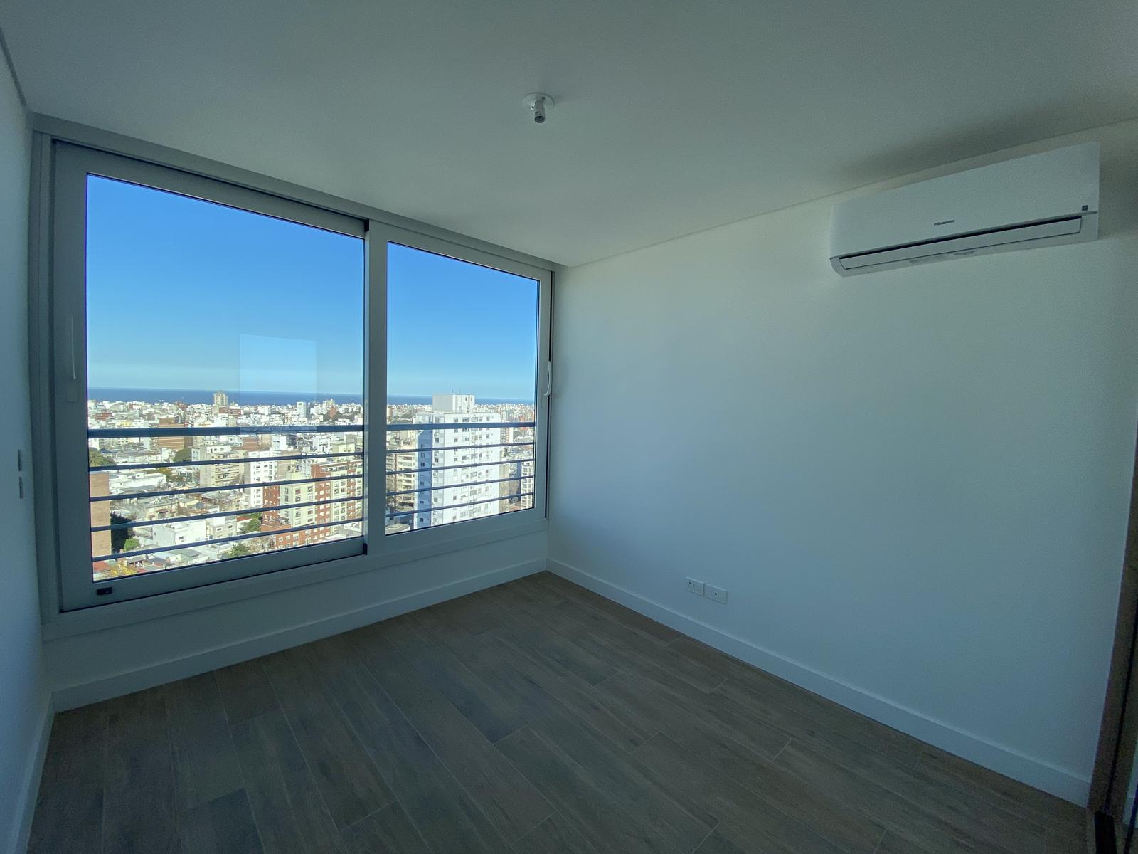 Alquiler De Apartamento 2 Dormitorios 3 Baños y Garage, Piso Alto. Edificio JOY Montevideo! · Foto 12