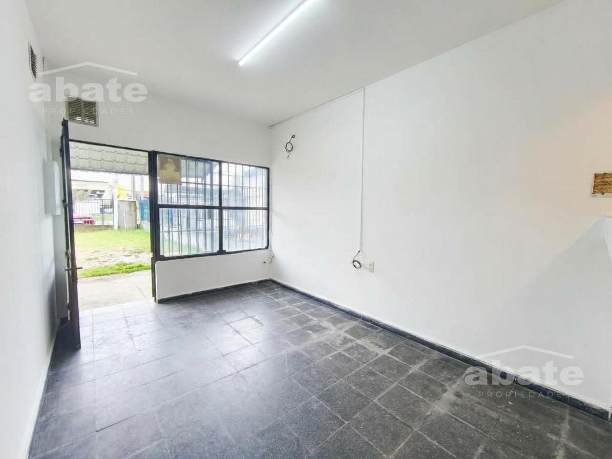 Alquiler local comercial sobre Wilson F. Aldunate ex Cno Carrasco, Paso Carrasco · Foto 1