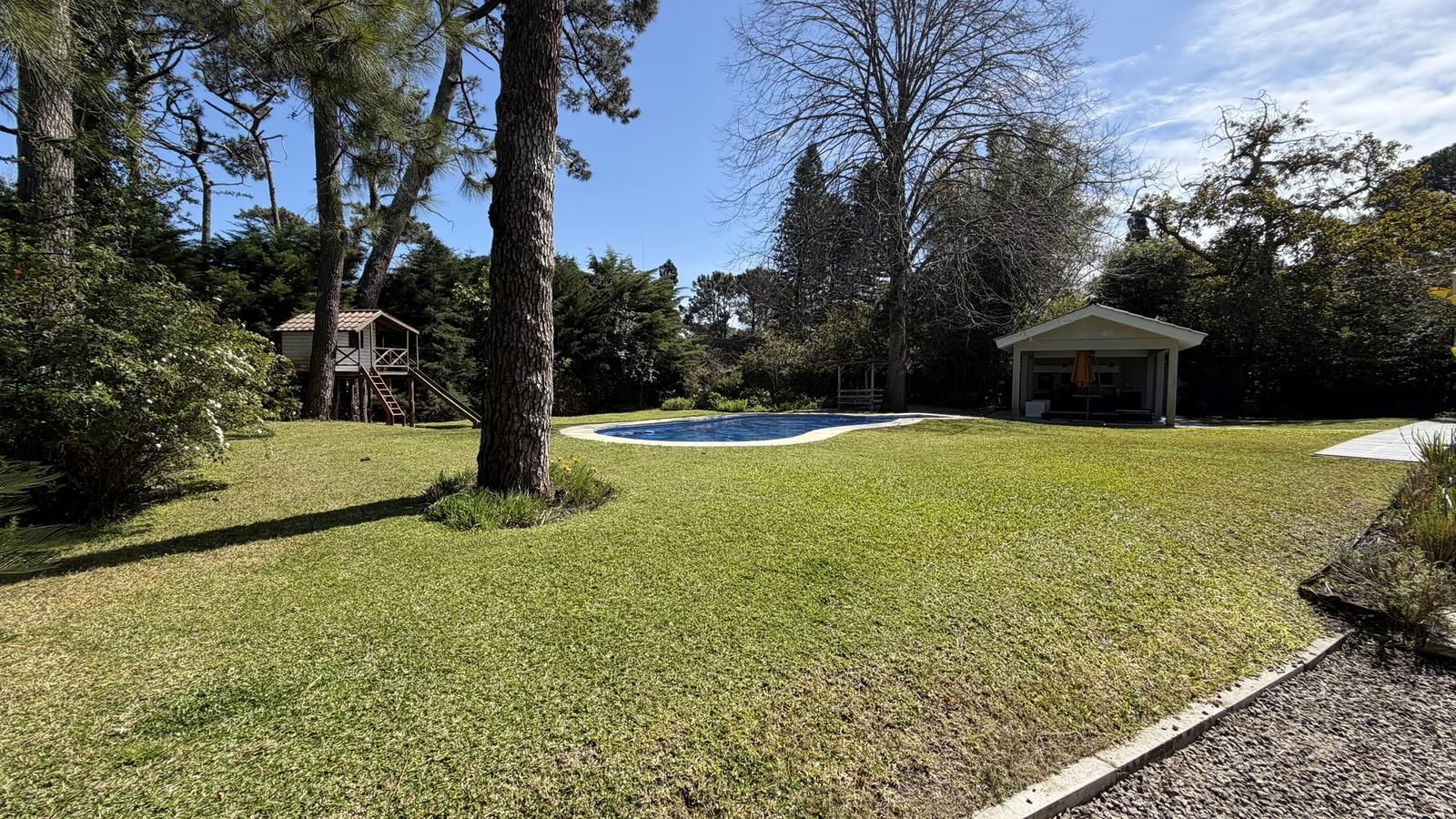 Excepcional Residencia con Piscina y Barbacoa a Metros del Mar – Parada 10 de Playa Mansa, Punta del Este · Photo 2