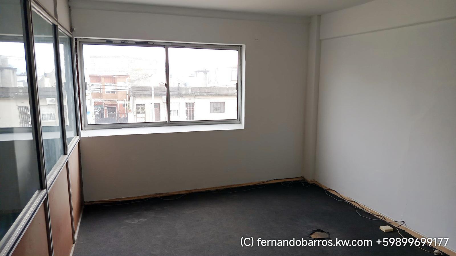 Amplia planta depósito en alquiler 1364 m2 con 4 oficinas frente al ex Mercado Modelo de Montevideo · Foto 8