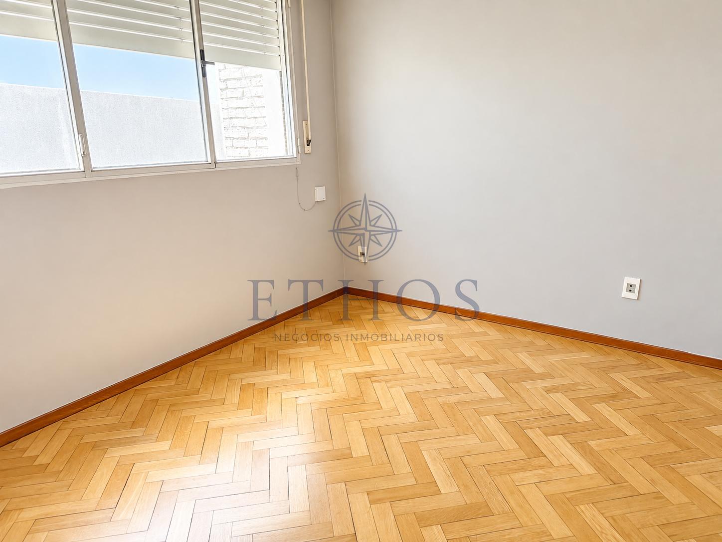 Alquiler Apartamento Pocitos, 2 dorm y servicio, garaje · Foto 5