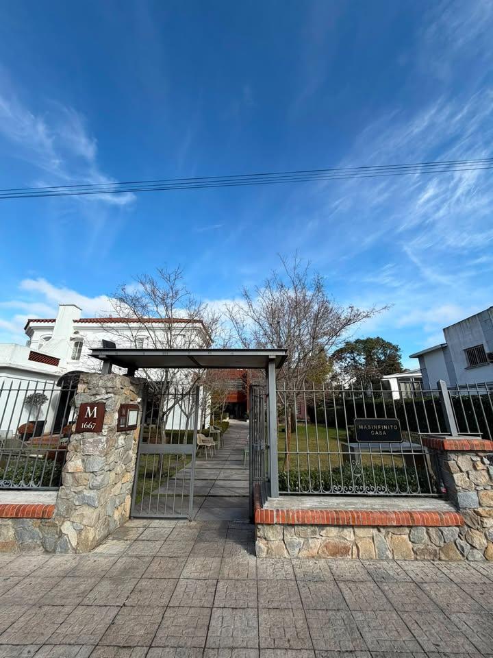 Alquiler amplia y luminosa Oficina con baño y kitchenette en excelente zona de Carrasco · Foto 2