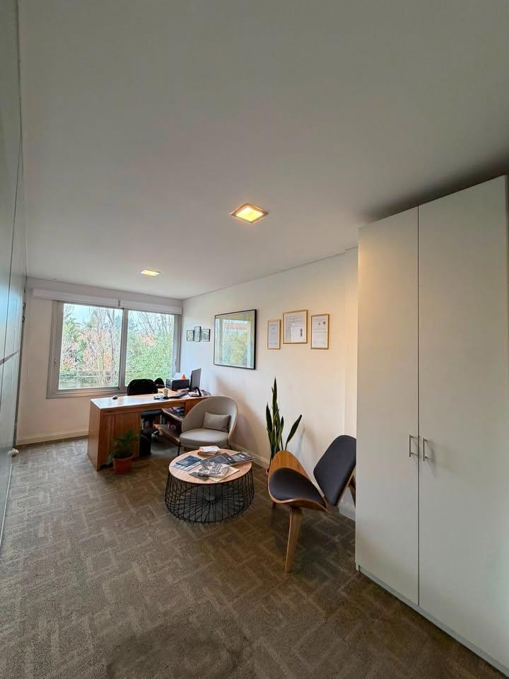 Alquiler amplia y luminosa Oficina con baño y kitchenette en excelente zona de Carrasco · Foto 4