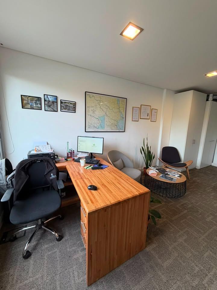 Alquiler amplia y luminosa Oficina con baño y kitchenette en excelente zona de Carrasco · Foto 5