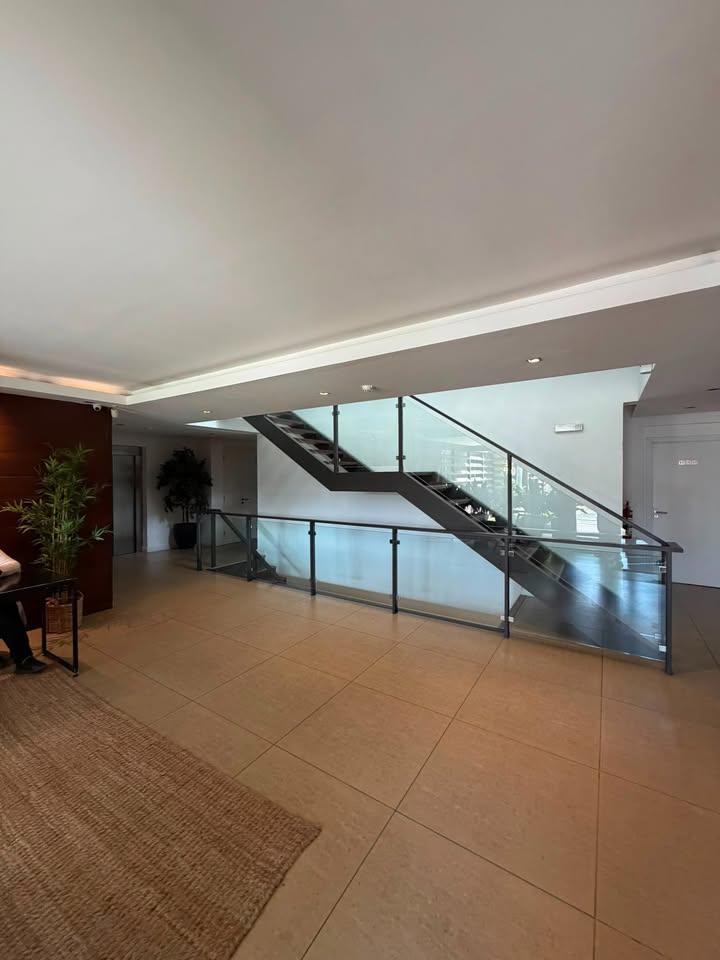 Alquiler amplia y luminosa Oficina con baño y kitchenette en excelente zona de Carrasco · Foto 6