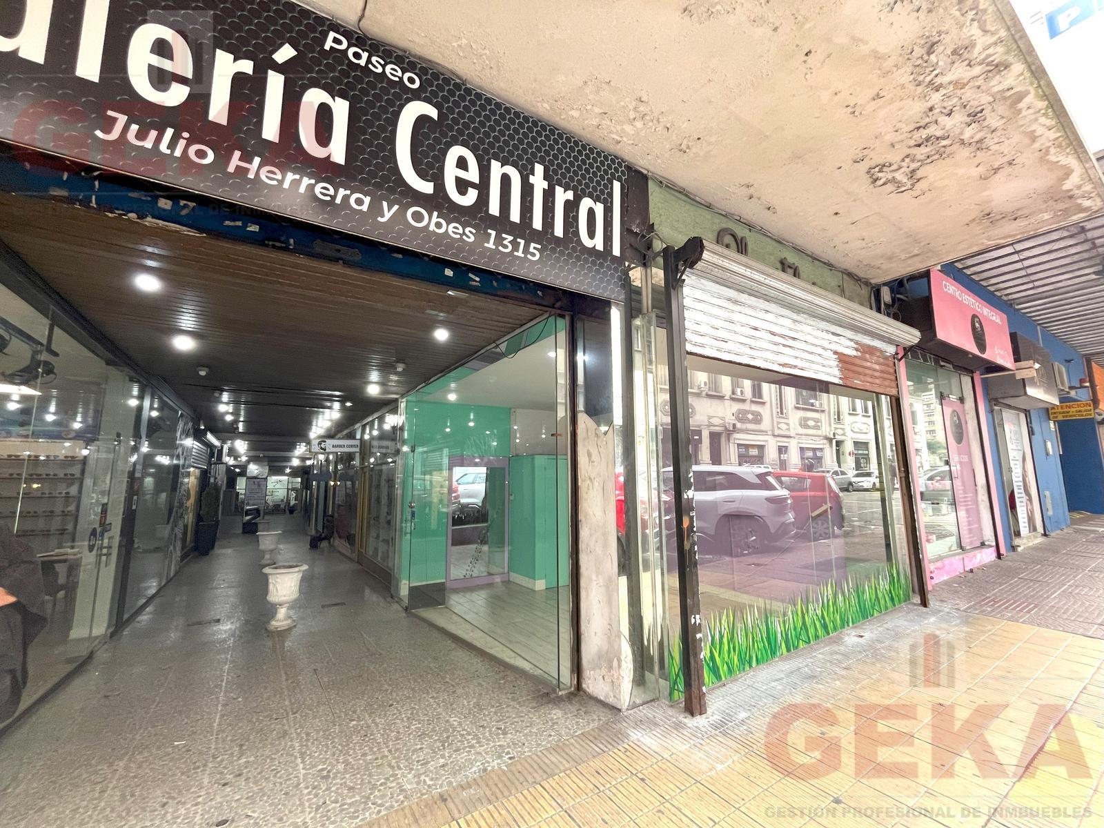 Local a la entrada de la galería Central, sobre Julio Herrera y Obes con 8 metros de vidriera · Photo 1