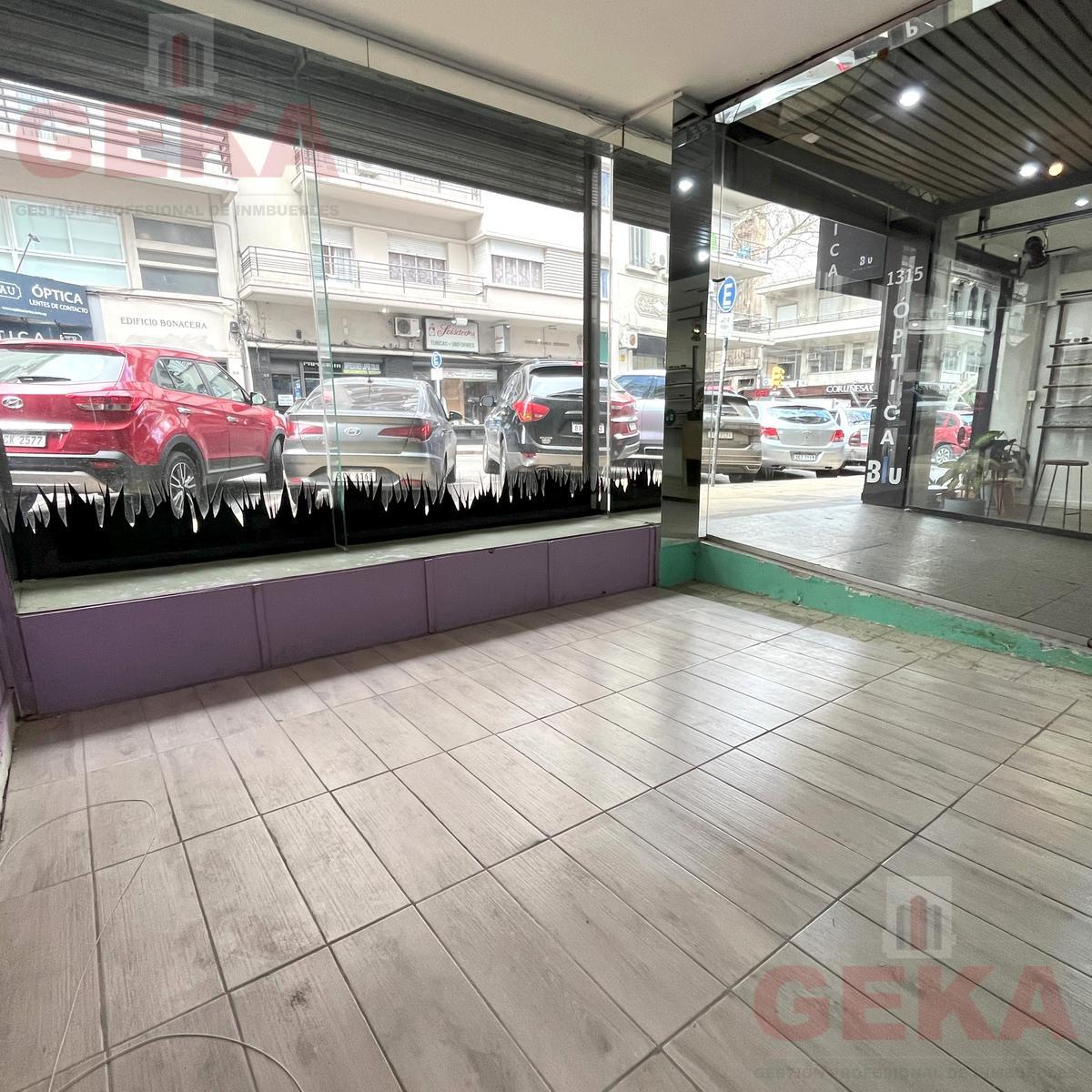Local a la entrada de la galería Central, sobre Julio Herrera y Obes con 8 metros de vidriera · Photo 3