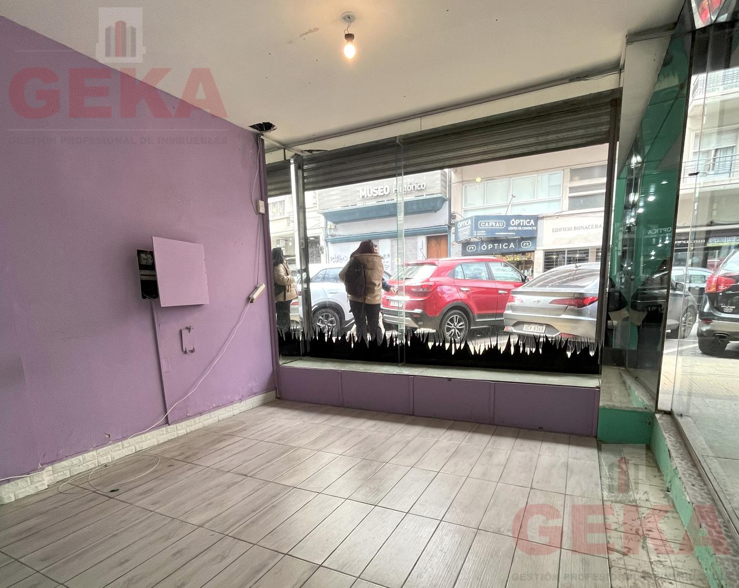 Local a la entrada de la galería Central, sobre Julio Herrera y Obes con 8 metros de vidriera · Photo 6