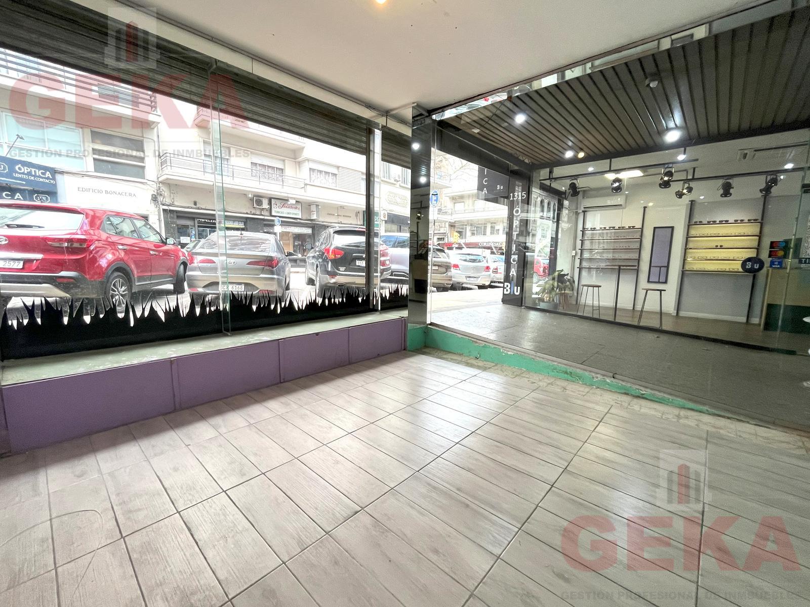 Local a la entrada de la galería Central, sobre Julio Herrera y Obes con 8 metros de vidriera · Photo 7