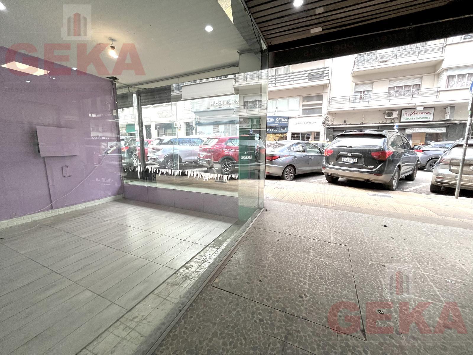 Local a la entrada de la galería Central, sobre Julio Herrera y Obes con 8 metros de vidriera · Photo 8