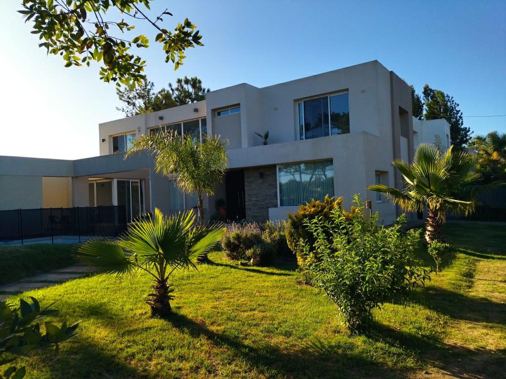 Alquiler casa de 4 dormitorios y piscina en rambla El Pinar. Frente al mar. · Foto 2