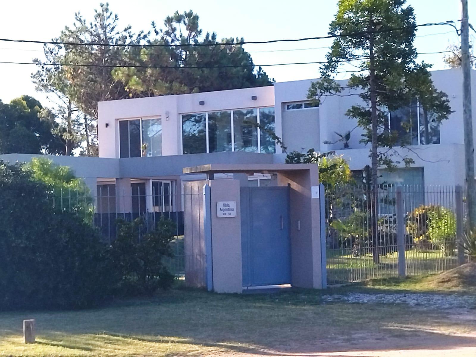 Alquiler casa de 4 dormitorios y piscina en rambla El Pinar. Frente al mar. · Foto 3