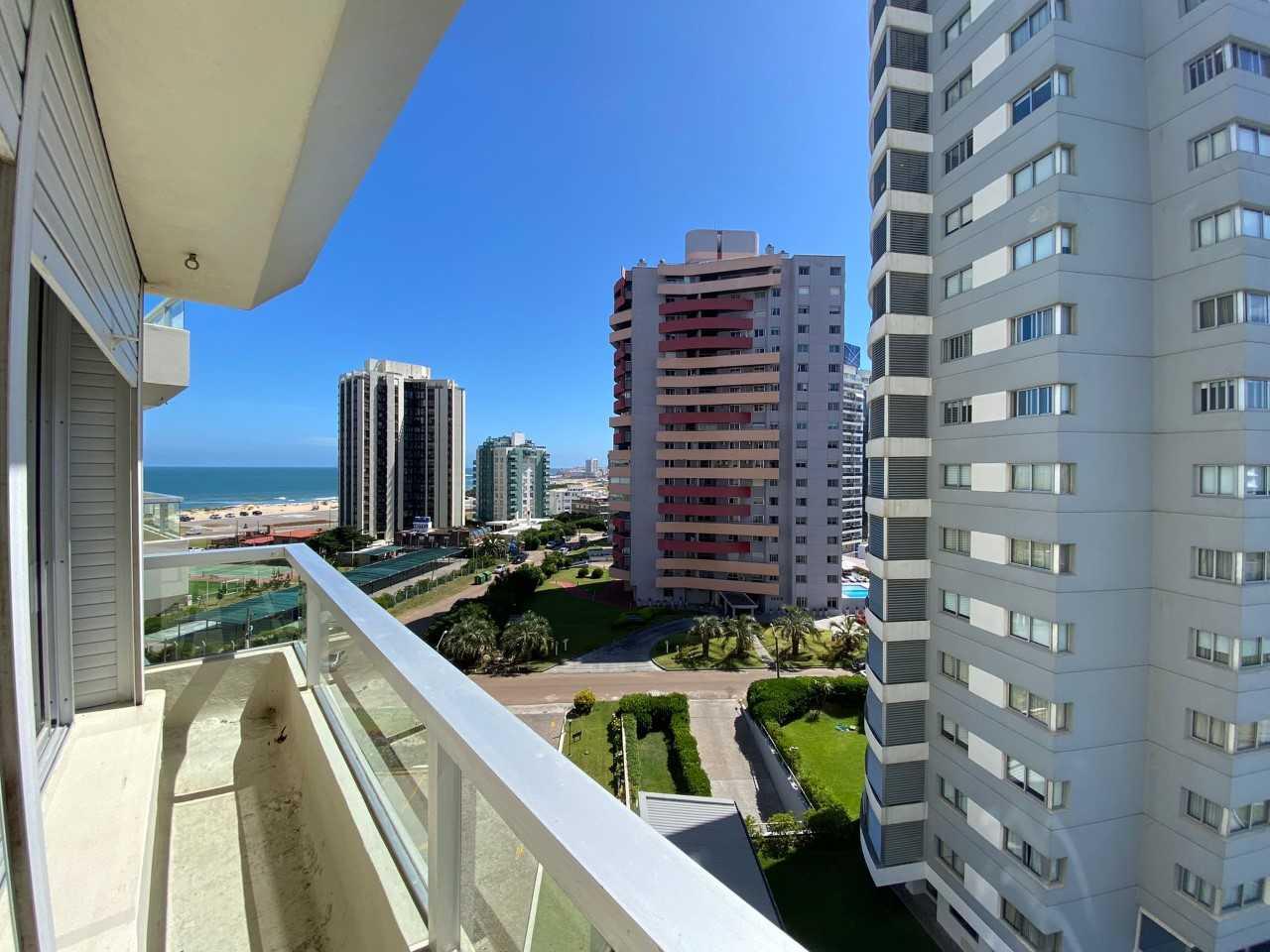 Apto de 2 dorm  mas dependencia, a pocos mtrs de la Brava · Foto 3