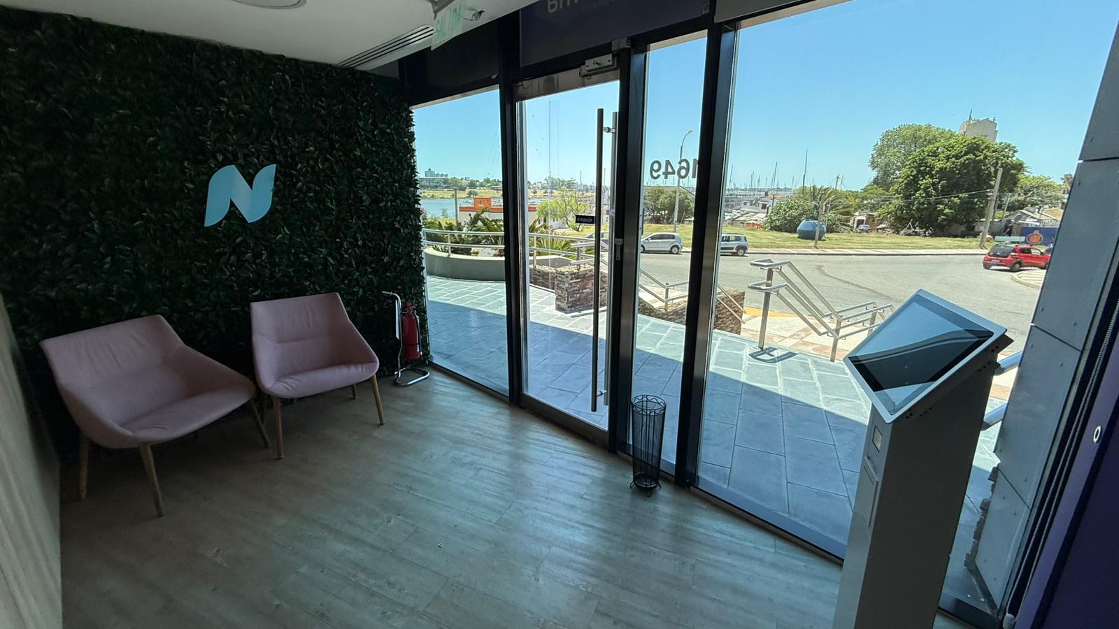 Gran local en Edificio Forum, 135 m2, con renta!! · Foto 3