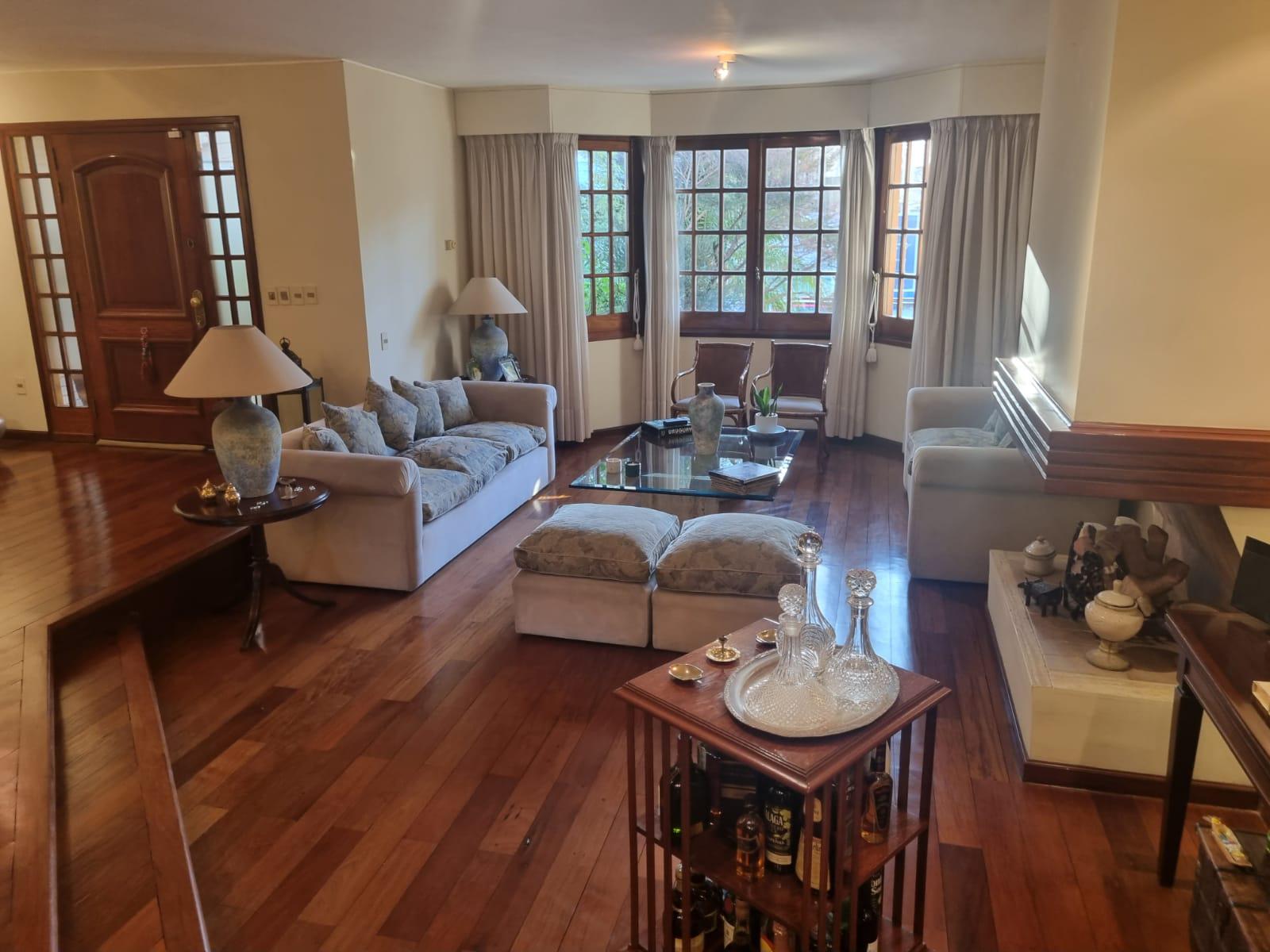 Próximo a Br Artigas y Golf, 380 m2 construidos, terreno de 343 m2 , reciclada , 5 dormitorios !! · Foto 1