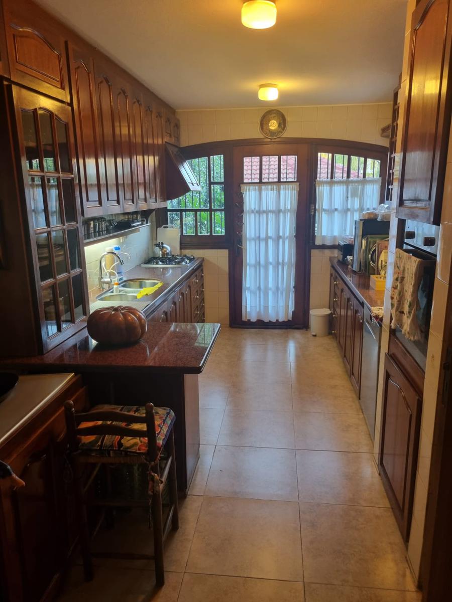 Próximo a Br Artigas y Golf, 380 m2 construidos, terreno de 343 m2 , reciclada , 5 dormitorios !! · Foto 8